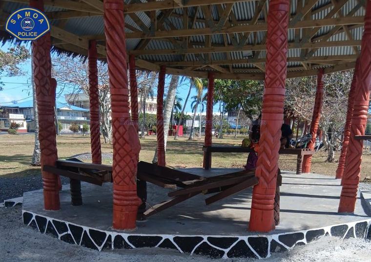 Matagofie falesamoa i le Malaefatu Park; ae ua osofa’i e le fili